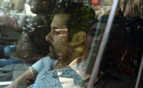 আদালত থেকে বাড়ি পৌঁছেছেন সালমান